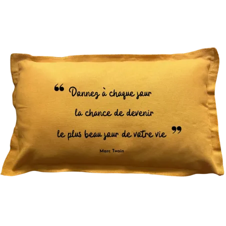 Coussin moutarde rectangulaire Citation Marc Twain: Donnez à chaque jour la chance de devenir le plus beau jour de votre vie
