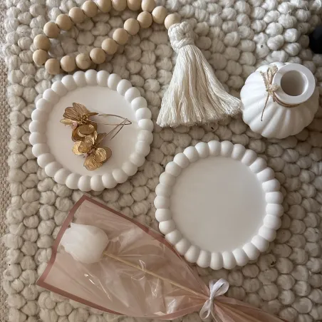 Vide-poche rond blanc aux bords festonnés