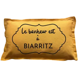 Coussin rectangulaire moutarde personnalisé destination : Le bonheur est à ...