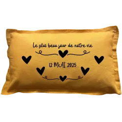 Coussin rectangulaire moutarde personnalisé mariage : Le plus beau jour de notre vie