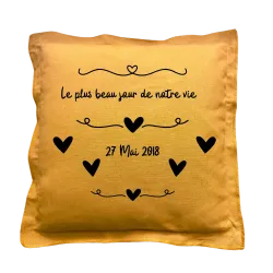 Coussin carré moutarde personnalisé mariage : Le plus beau jour de notre vie