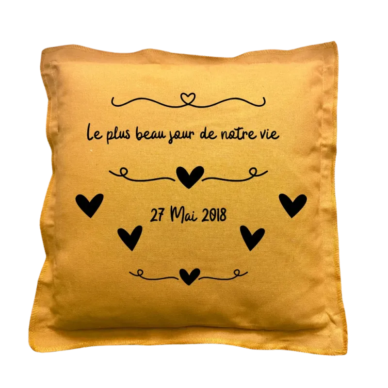 Coussin carré moutarde personnalisé mariage : Le plus beau jour de notre vie