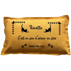 Coussin rectangulaire moutarde personnalisé animaux : Chat : C’est un peu d’amour en plus dans ma vie