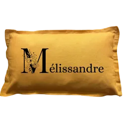 Coussin rectangulaire moutarde personnalisé : Lettre fleurie prénom
