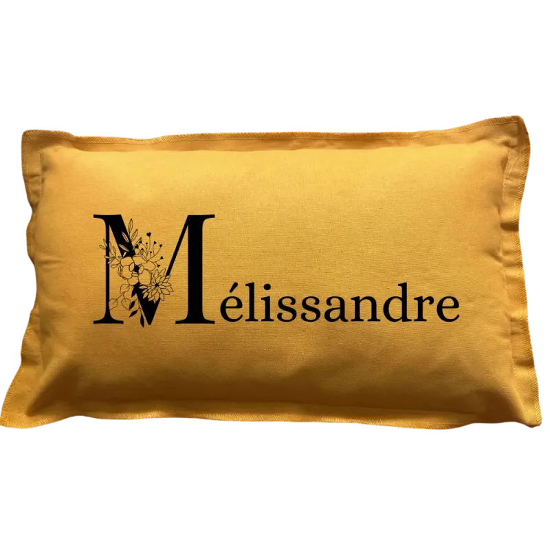 Coussin rectangulaire moutarde personnalisé : Lettre fleurie prénom