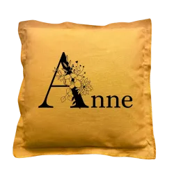 Coussin carré moutarde personnalisé : Lettre fleurie prénom
