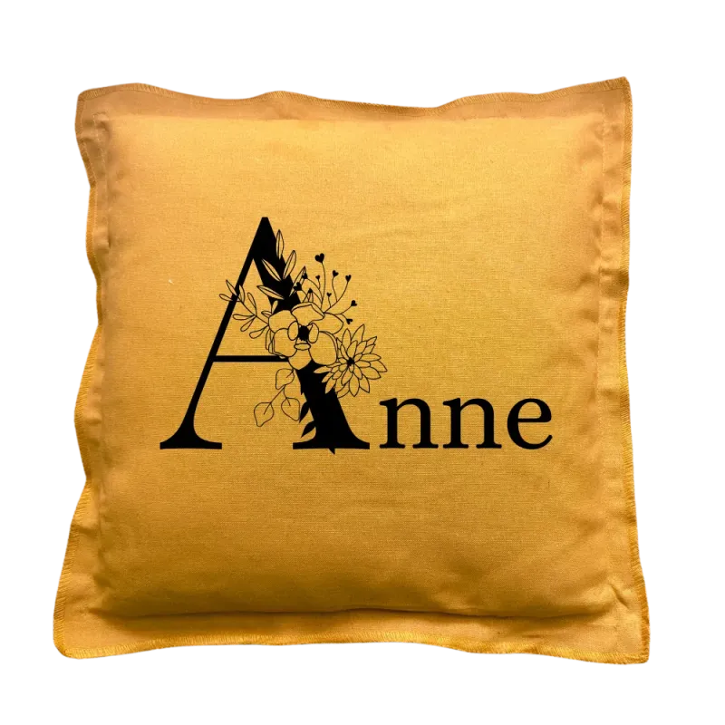 Coussin carré moutarde personnalisé : Lettre fleurie prénom