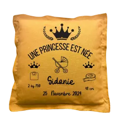 Coussin carré moutarde personnalisé naissance : Une princesse est née