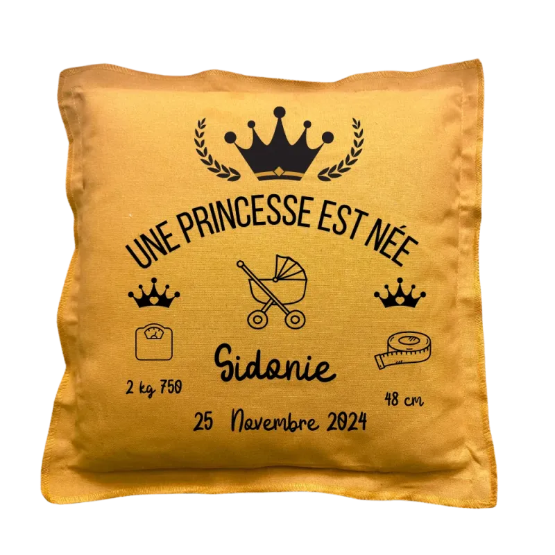 Coussin carré moutarde personnalisé naissance : Une princesse est née