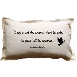 Coussin rectangulaire beige Citation Gandhi : Il n'y a pas de chemin pour la paix, la paix est le chemin