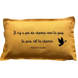 Coussin rectangulaire moutarde Citation Gandhi : Il n'y a pas de chemin pour la paix, la paix est le chemin