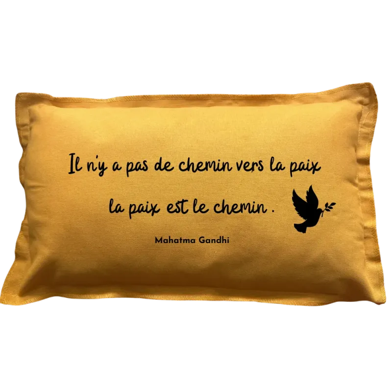 Coussin rectangulaire moutarde Citation Gandhi : Il n'y a pas de chemin pour la paix, la paix est le chemin