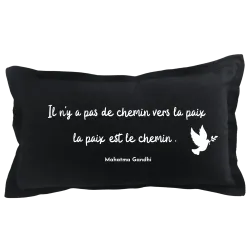 Coussin rectangulaire noir Citation Gandhi : Il n'y a pas de chemin pour la paix, la paix est le chemin