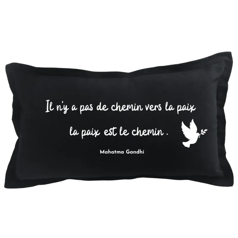 Coussin rectangulaire noir Citation Gandhi : Il n'y a pas de chemin pour la paix, la paix est le chemin