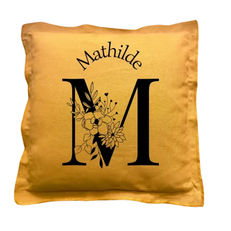 Coussin carré moutarde personnalisé prénom :  Belle lettre prénom