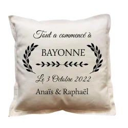Coussin carré beige personnalisé mariage : Tout a commencé à ...
