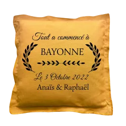 Coussin carré moutarde personnalisé mariage : Tout a commencé à ...