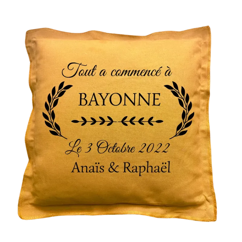 Coussin carré moutarde personnalisé mariage : Tout a commencé à ...