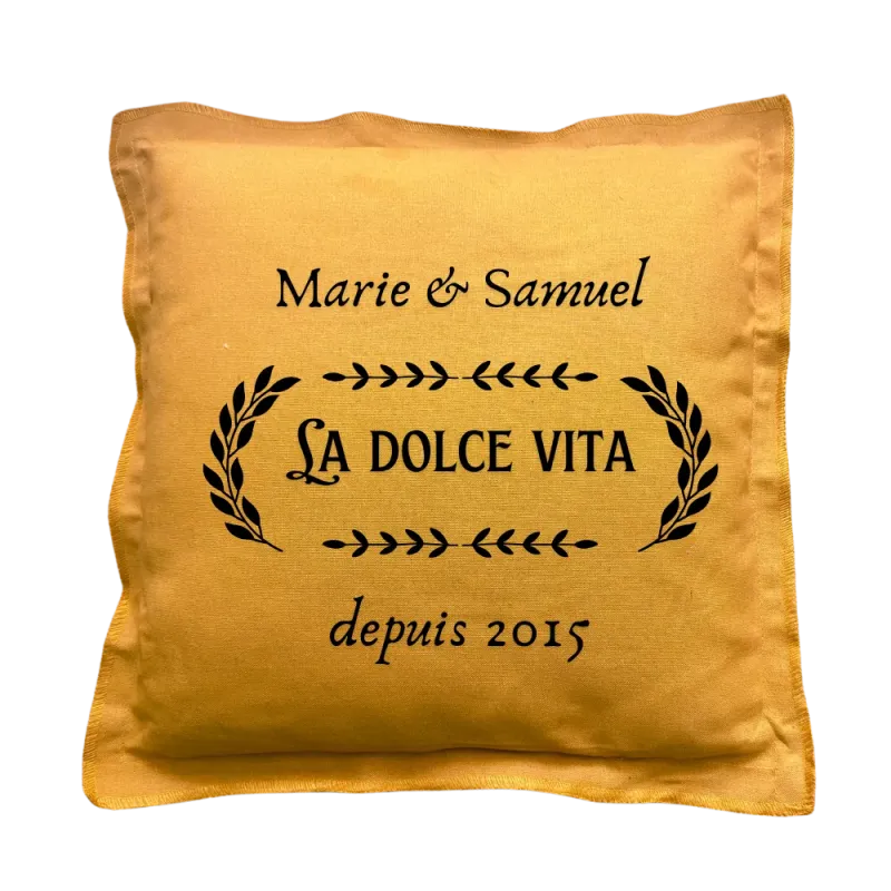 Coussin carré moutarde personnalisé mariage : La dolce vita