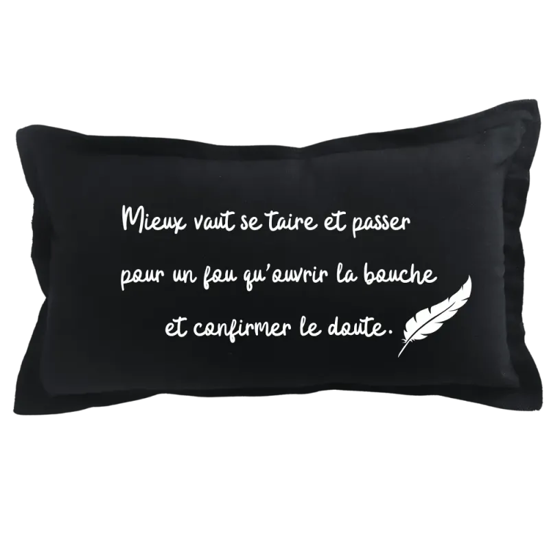 Coussin à message rectangulaire noir : Mieux vaut se taire et passer pour un(e) fou (folle) qu'ouvrir la bouche ...
