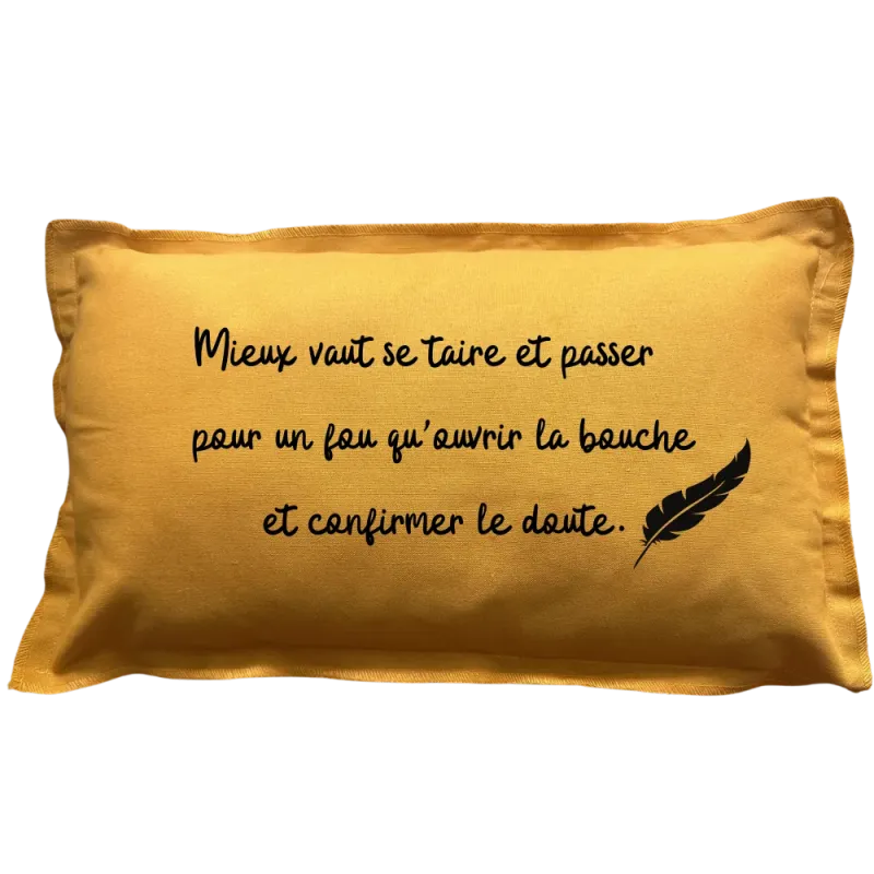 Coussin à message rectangulaire moutarde : Mieux vaut se taire et passer pour un(e) fou (folle) qu'ouvrir la bouche ...