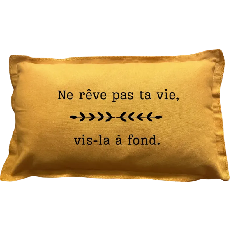 Coussin à message rectangulaire moutarde : Ne rêve pas ta vie, vis-la à fond.