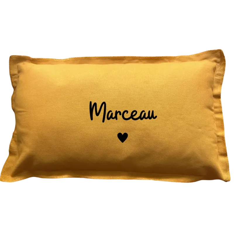 Coussin rectangulaire moutarde personnalisé : Prénom avec petit cœur