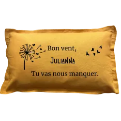Coussin rectangulaire moutarde personnalisé départ : Tu vas nous manquer