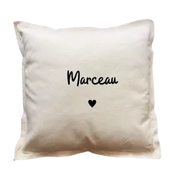 Coussin carré beige personnalisé : Prénom avec petit cœur