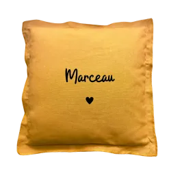 Coussin carré moutarde personnalisé : Prénom avec petit cœur