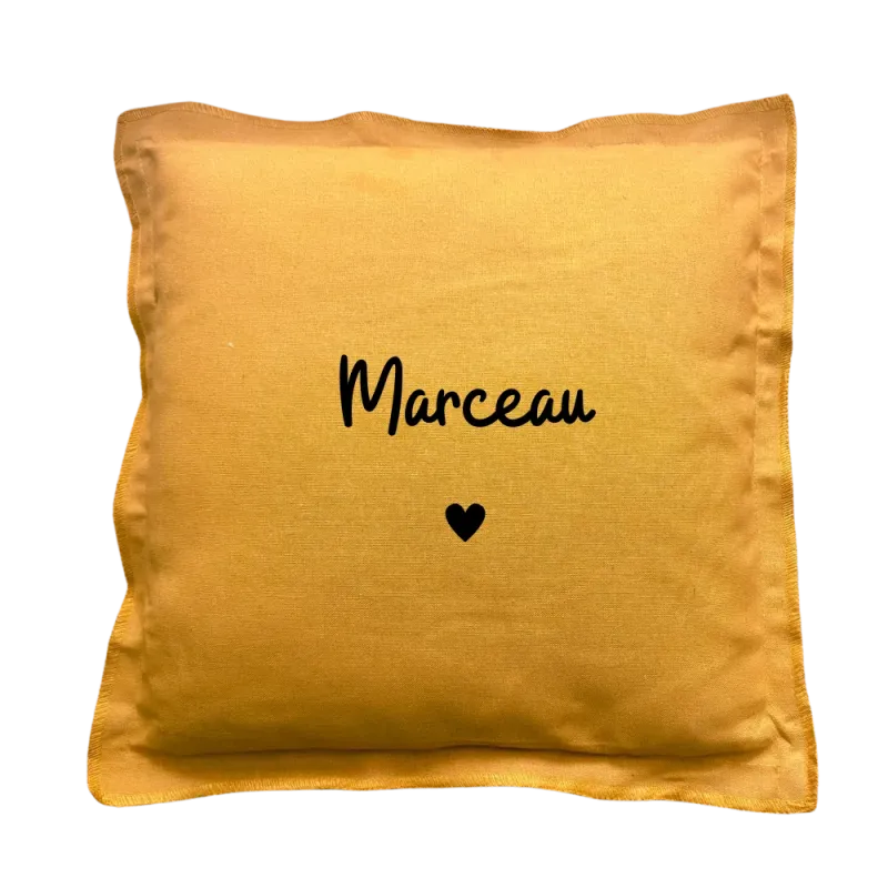 Coussin carré moutarde personnalisé : Prénom avec petit cœur