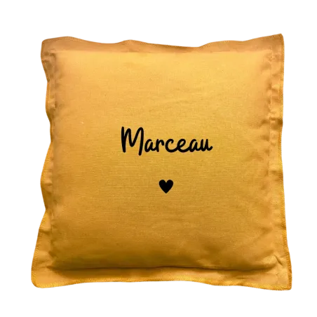 Coussin carré moutarde personnalisé : Prénom avec petit cœur